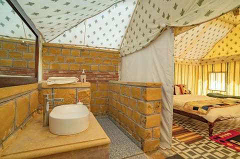 Royal Tent | Bathroom | Shower, hair dryer, towels