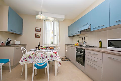 Family Apartment, Multiple Bedrooms (Villa Mimosa Appartamento 5) | Private kitchen | Fridge, microwave, oven, stovetop