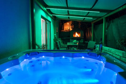 Apartment (Two Bedroom Apartment with Terrace an) | Private spa tub