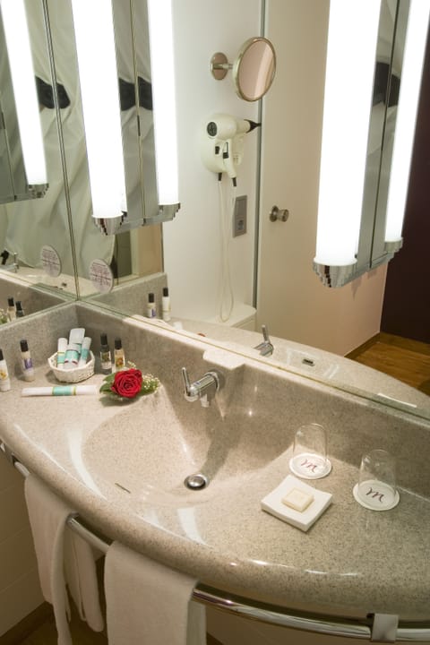 Combined shower/tub, eco-friendly toiletries, hair dryer, towels