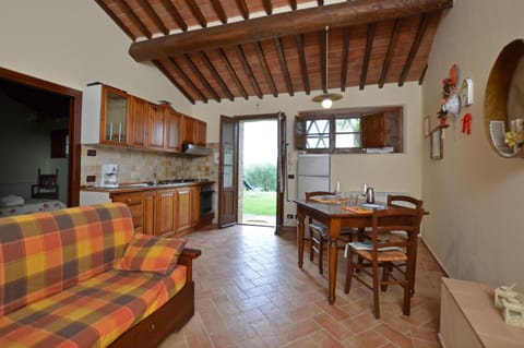 Family House, 1 Bedroom, Mountainside (Betulla C) | Living area | 21-inch TV with satellite channels