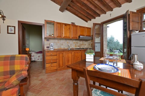 Family House, 1 Bedroom, Mountainside (Betulla C) | Private kitchen | Fridge, oven, stovetop, coffee/tea maker