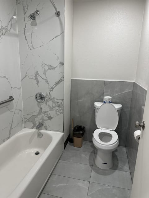 Room, 1 King Bed, Non Smoking | Bathroom | Free toiletries, hair dryer, towels