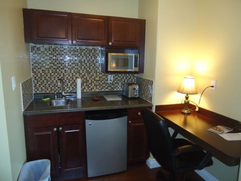 King Suite with Balcony, Lake View | Private kitchenette | Fridge, microwave, coffee/tea maker, cookware/dishes/utensils