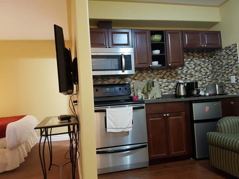 Junior Suite with Balcony, Lake View | Private kitchen | Fridge, microwave, coffee/tea maker, cookware/dishes/utensils