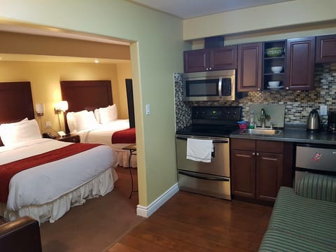 Junior Suite with Balcony, Lake View | Private kitchen | Fridge, microwave, coffee/tea maker, cookware/dishes/utensils