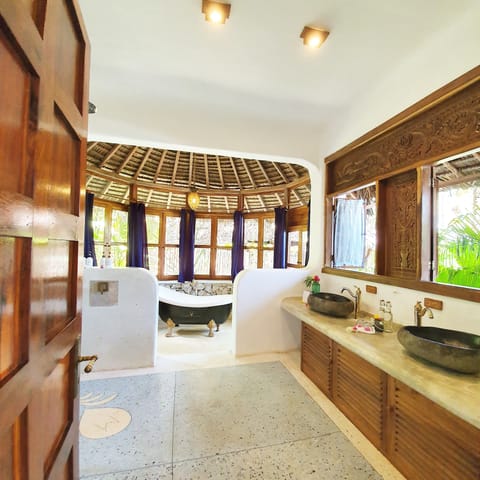 Deluxe Room with Sea View ( Asili House ) | Bathroom | Separate tub and shower, deep soaking tub, rainfall showerhead