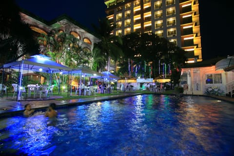 Outdoor pool, pool umbrellas, sun loungers