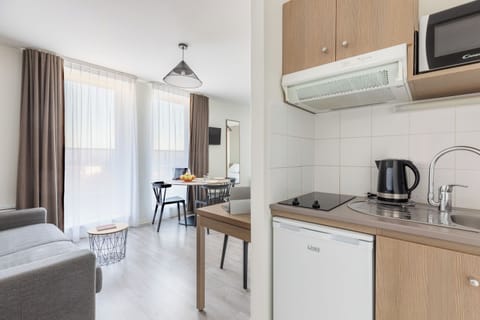 Studio, 1 Double Bed with Sofa bed | Private kitchenette | Fridge, microwave, stovetop, coffee/tea maker