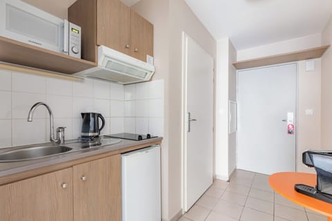 Double Studio | Private kitchenette | Fridge, microwave, stovetop, coffee/tea maker