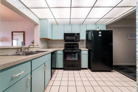 Condo, 2 Bedrooms, Kitchen | Private kitchen | Fridge, microwave, oven, stovetop