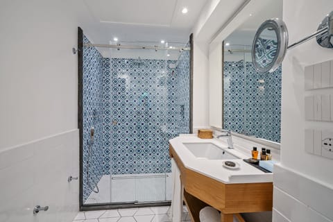 Junior Suite, Private Pool, Garden View | Bathroom | Hair dryer, bathrobes, slippers, bidet