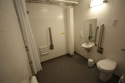 Room | Bathroom | Combined shower/tub, free toiletries, hair dryer, towels