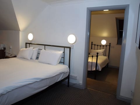 2 Suites Room | Desk, iron/ironing board, free WiFi, bed sheets