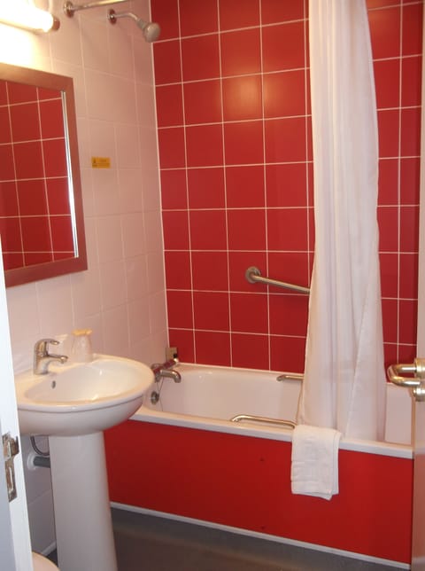 Combined shower/tub, free toiletries, hair dryer, towels