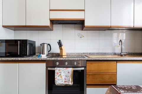 Apartment, 2 Bedrooms | Private kitchen | Fridge, microwave, oven, stovetop