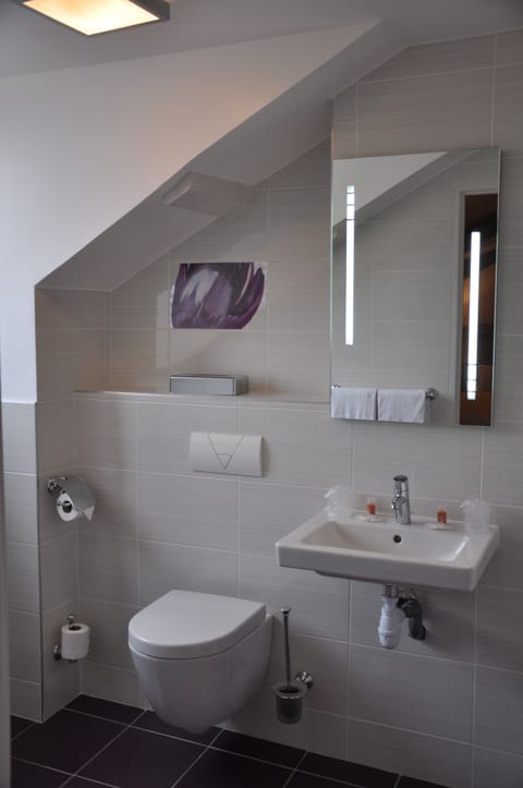 Family Suite | Bathroom | Free toiletries, hair dryer, towels