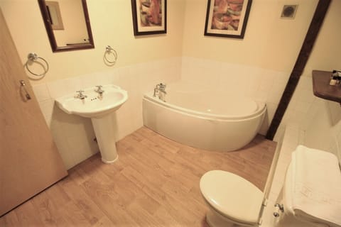 Deluxe Triple Room, Ensuite | Bathroom