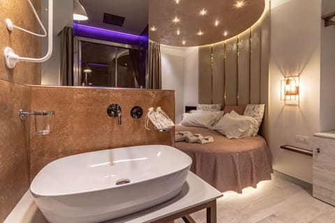 Design Room | Bathroom | Free toiletries, hair dryer, bidet, towels