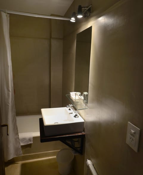 Standard Quadruple Room | Bathroom | Shower, rainfall showerhead, hair dryer, bidet