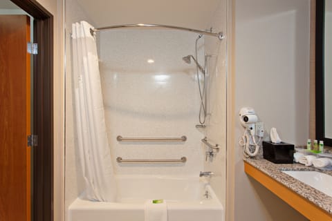 Combined shower/tub, free toiletries, hair dryer, towels