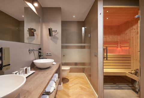 Suite (Sunrise) | Bathroom | Combined shower/tub, free toiletries, hair dryer, towels