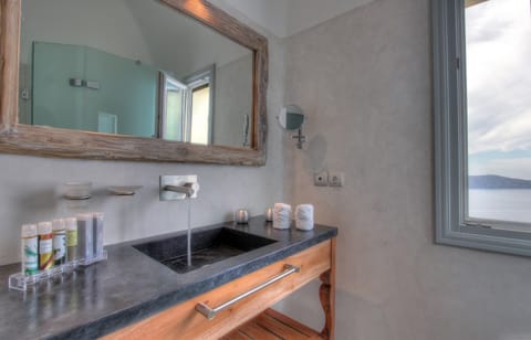 Deluxe Suite, Sea View (Azure) | Bathroom sink