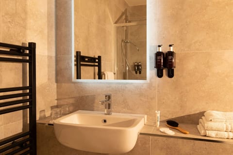 Studio Suite | Bathroom | Shower, free toiletries, hair dryer, towels