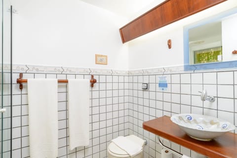 Standard Double Room | Bathroom | Shower, free toiletries, towels