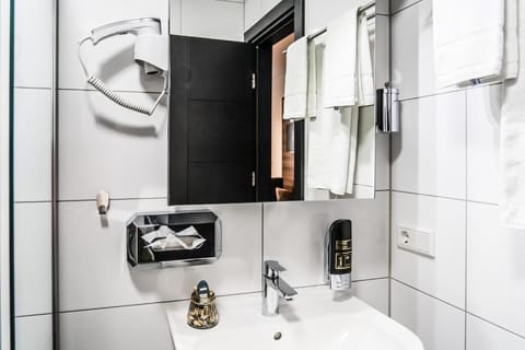 Shower, hair dryer, heated floors, towels