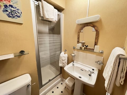 Basic Double Room, Private Bathroom | Bathroom