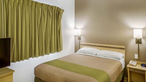 Standard Room, 1 Queen Bed, Non Smoking | Premium bedding, individually furnished, desk, laptop workspace