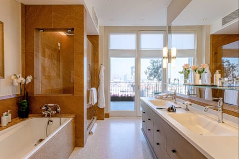 Presidential Suite | Bathroom | Separate tub and shower, hydromassage showerhead, free toiletries