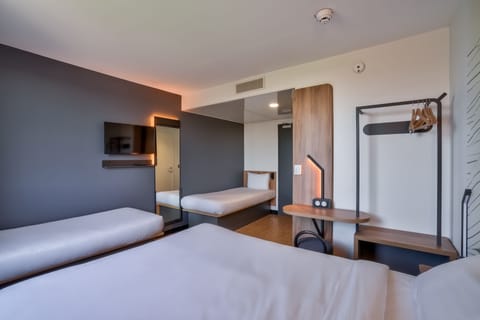 Quadruple Room | Desk, free WiFi, bed sheets