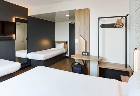 Quadruple Room | Desk, free WiFi, bed sheets