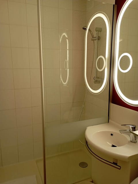 Standard Room, 2 Twin Beds | Desk, soundproofing, iron/ironing board, free WiFi