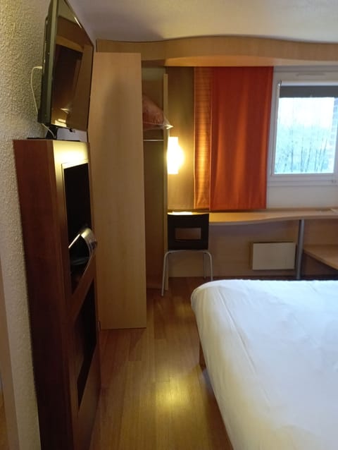 Standard Room, 1 Double Bed | Desk, soundproofing, iron/ironing board, free WiFi