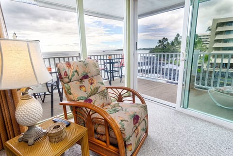 Condo, 1 King Bed with Sofa bed, Ocean View, Oceanfront | Living area