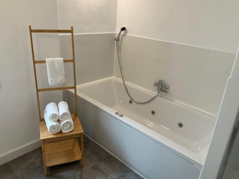 Deluxe Double Room, Ensuite, Courtyard View (Azafran) | Bathroom