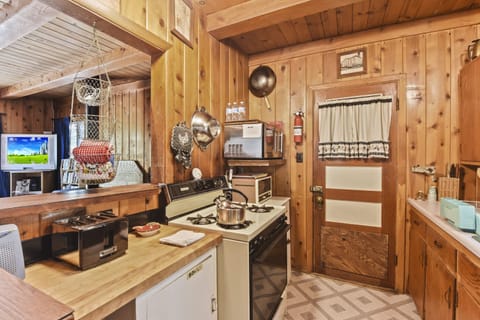 House, Multiple Beds (Chambers Landing Chalet) | Private kitchen | Fridge, microwave, oven, stovetop