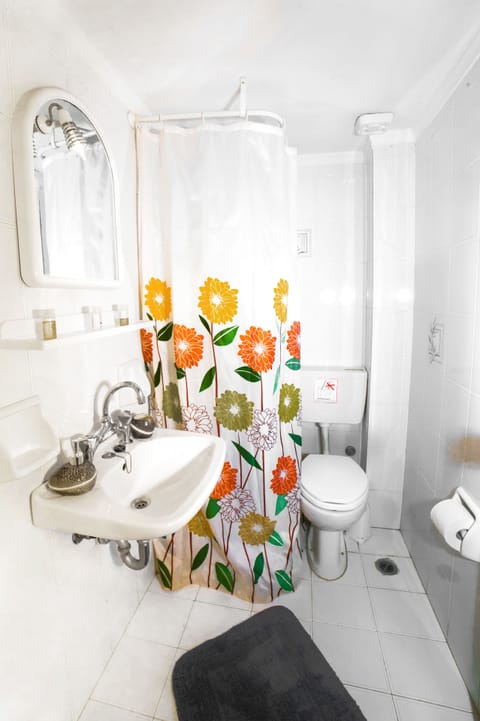 Standard Apartment | Bathroom | Shower, hair dryer, towels, shampoo