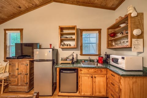 Cabin, 1 Bedroom | Private kitchen | Fridge, coffee/tea maker