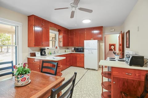 House, 2 Bedrooms | Private kitchen | Fridge, oven, stovetop, coffee/tea maker