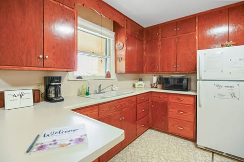 House, 2 Bedrooms | Private kitchen | Fridge, oven, stovetop, coffee/tea maker