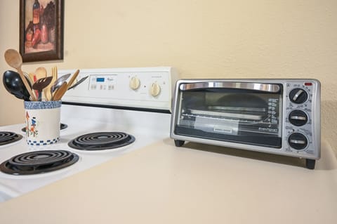 House, 2 Bedrooms | Private kitchen | Fridge, oven, stovetop, coffee/tea maker