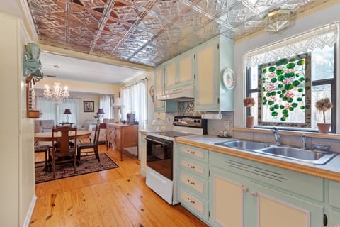 House, 2 Bedrooms | Private kitchen | Fridge, oven, stovetop, coffee/tea maker