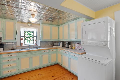 House, 2 Bedrooms | Private kitchen | Fridge, oven, stovetop, coffee/tea maker