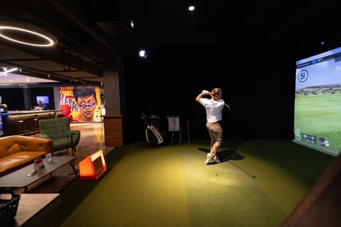 Indoor golf driving range