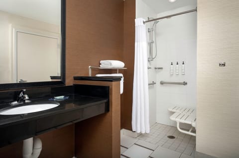 Room, 1 King Bed (Mobility/Hearing Access, Roll-In Shwr) | Bathroom | Combined shower/tub, free toiletries, hair dryer, towels