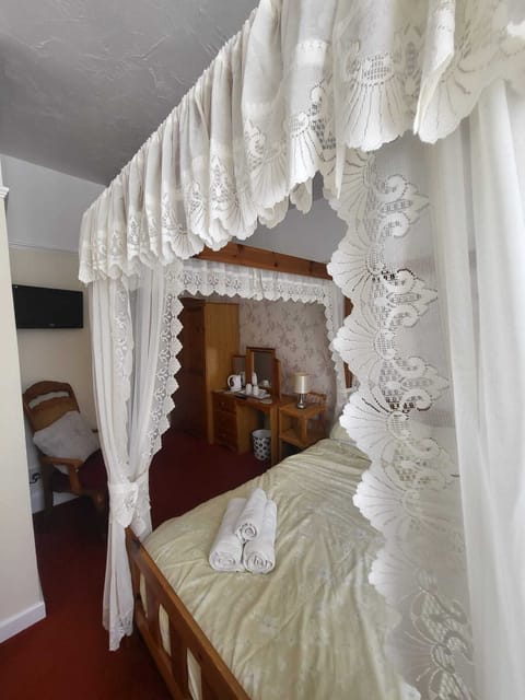 Double Room (Room 7 - 4 Poster Bed) | Individually decorated, individually furnished, soundproofing, free WiFi